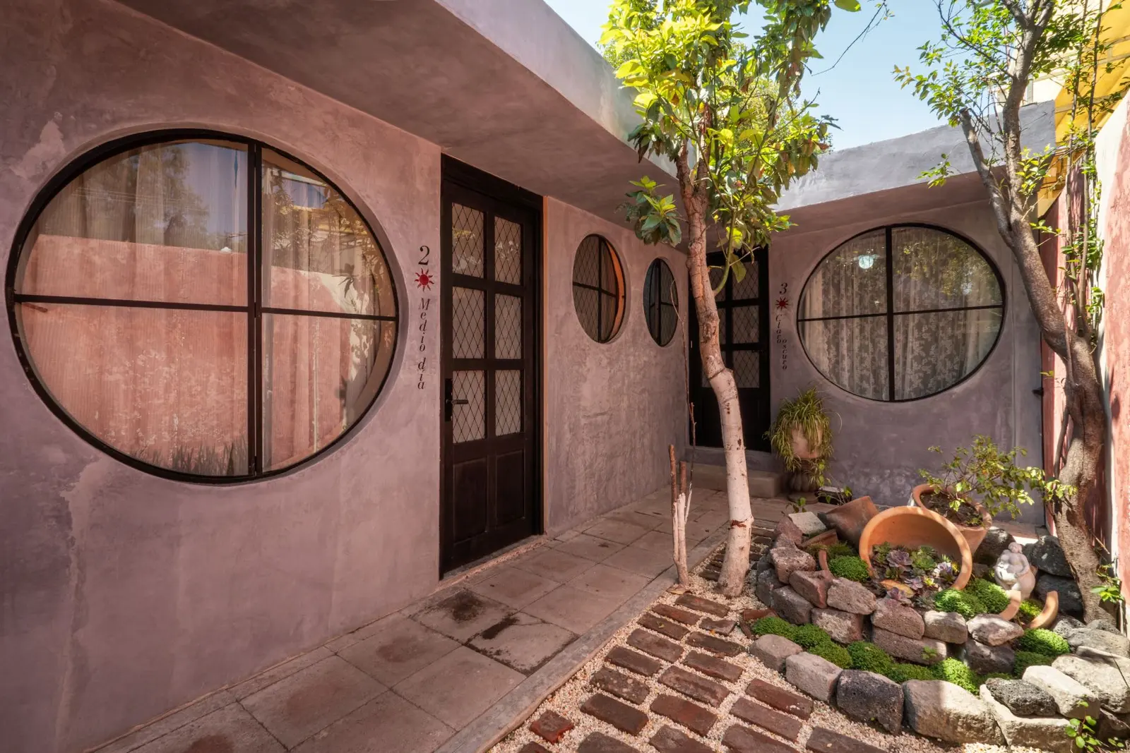 Fachada de las habitaciones con ventanas circulares